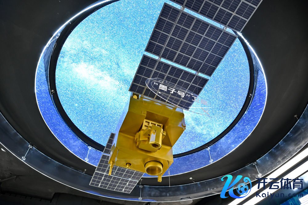 在位于安徽省合肥市的中电信量子信息科技集团有限公司科技体验馆内拍摄的“墨子号”量子卫星模子（2025年7月1日摄）。新华社记者 张铖 摄