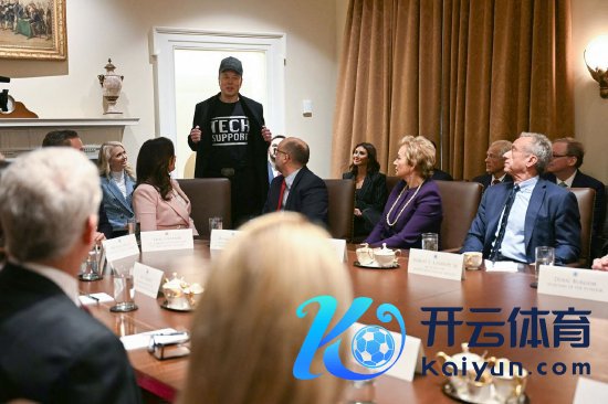 2 月 26 日，在好意思国华盛顿特区白宫与好意思国总统唐纳德・特朗普举行的内阁会议上发言时，政府成果部厚爱东谈主埃隆・马斯克穿戴一件印有 “本事撑抓” 字样的衬衫。